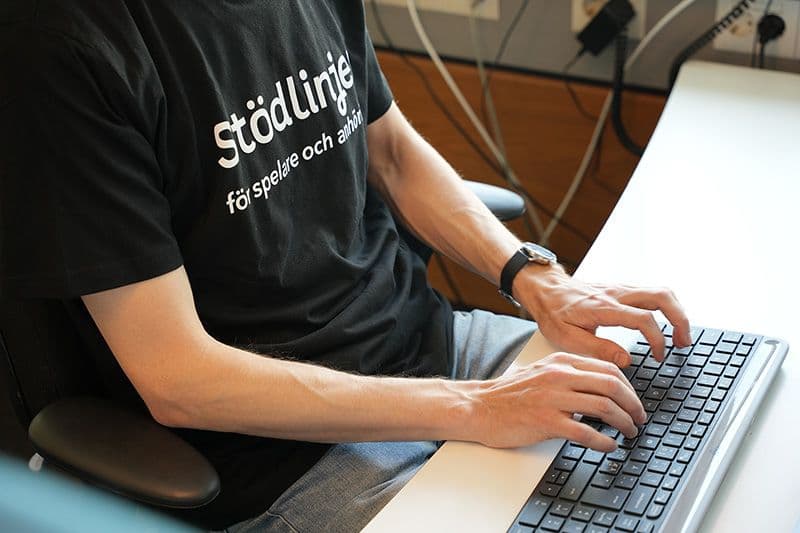 Händer som skriver på ett tangentbord